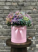 Цветочная композиция из Гипсофила и Розы в шляпной коробке в Солнечном Хабаровского края