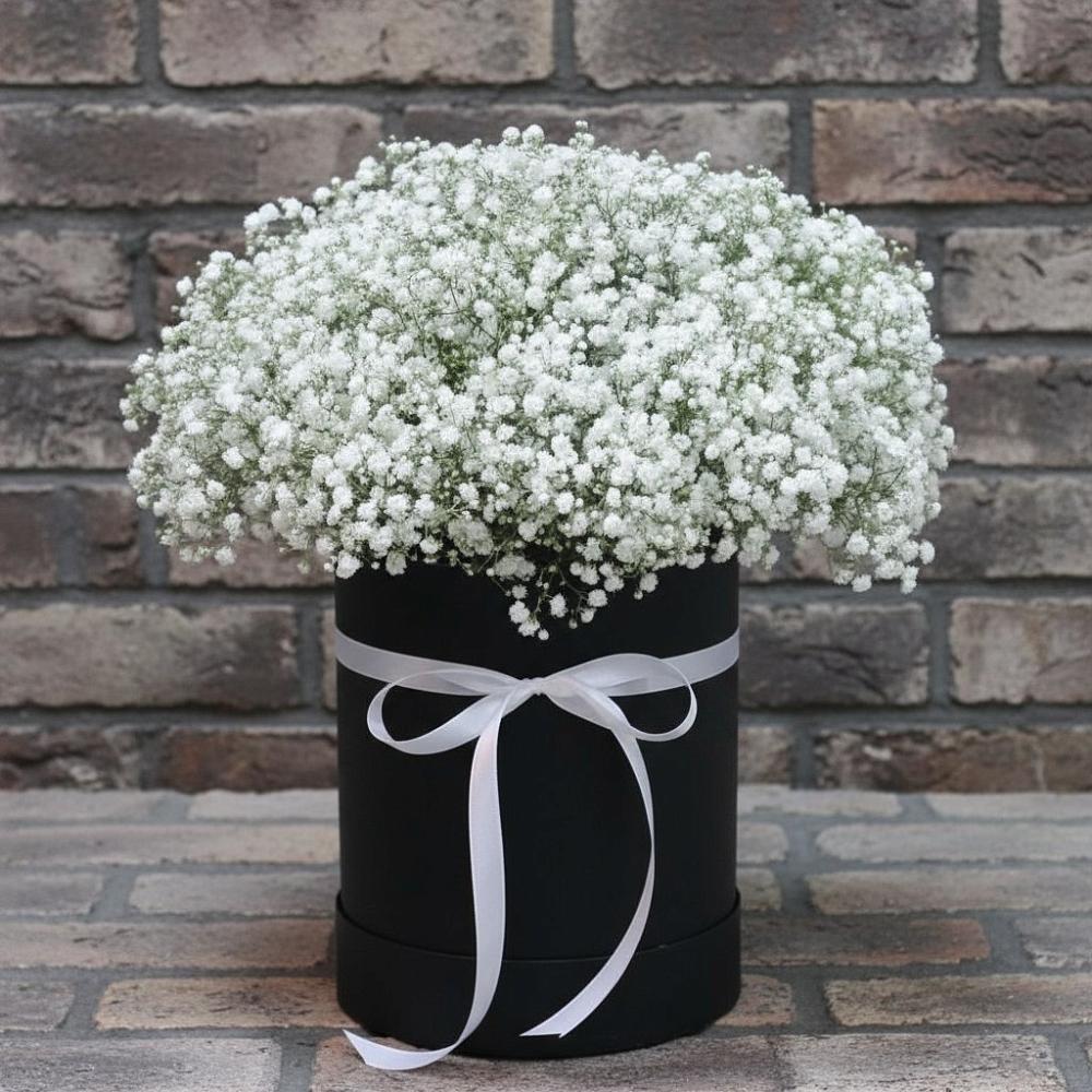 Цветочная композиция из Гипсофила в шляпной коробке в Солнечном Хабаровского края