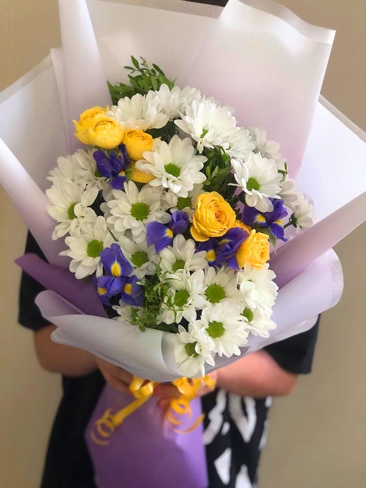 Букет цветов из: Ирисы, Хризантемы и Розы в Солнечном Хабаровского края