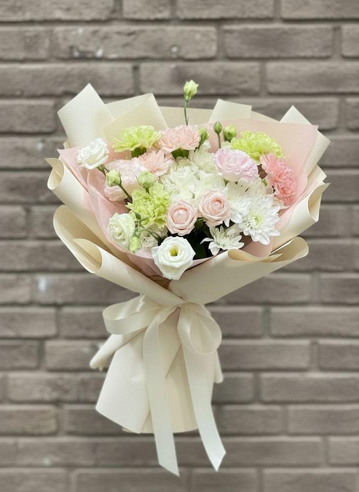 Букет цветов из: Гвоздики, Розы, Лизиантусы и Хризантемы в Солнечном Хабаровского края