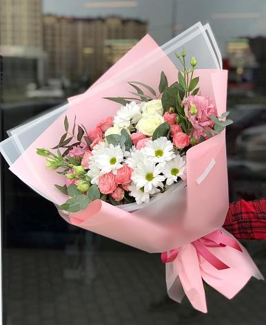Букет цветов из: Розы, Лизиантусы и Хризантемы в Солнечном Хабаровского края